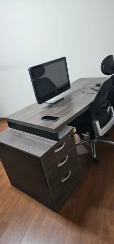 Mesa de Escritório Executiva com Gaveteiro - Excelente Estado