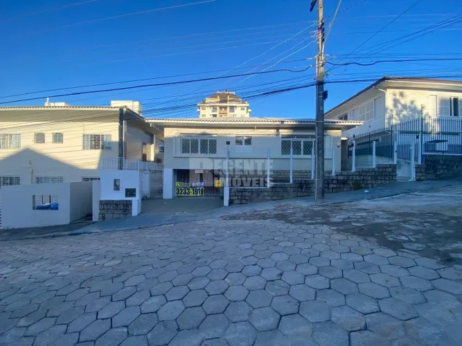 Ótima casa comercial no bairro Trindade!