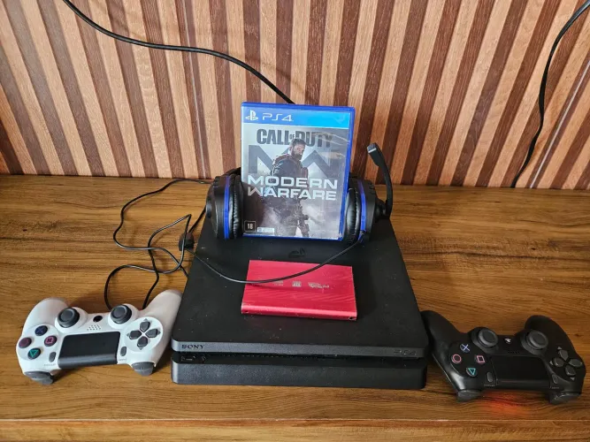 PlayStation 4 Slim ( com vários acessórios).