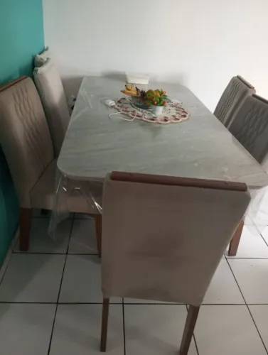 Vendo Mesa 6 cadeiras pouco tempo de uso