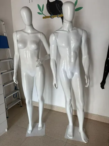 Itens para loja, incluindo: Manequins, araras, cabides 3D corpo e balcão caixa.