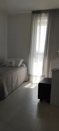 Alugo quarto individual p/moças,ambiente limpo e tranquilo.