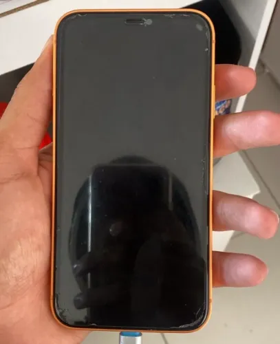 iPhone 11 com carcaça do 17 pro max