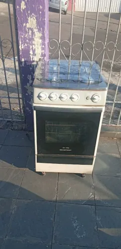 Fogão Brastemp de 4 bocas funcionando tudo certinho as bocas e o forno.