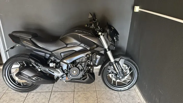 Vendo moto dominar 400 moto de garagem muito nova