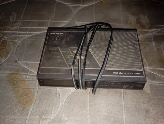 <br>Rádio Relógio Sharp Fx 510b *leia A Descrição (Usado