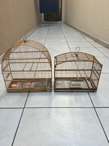 2 Gaiolas de madeira
