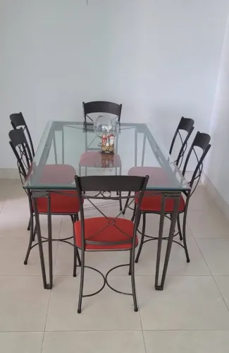 Mesa de jantar de 6 lugares em metal com tampo de vidro