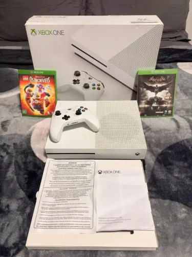 XBox One S 1TB - Na caixa c/ nota fiscal + 2 jogos