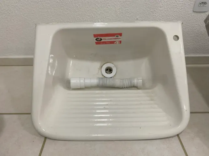 Tanque de lavanderia branco em mármore sintético / fibra
