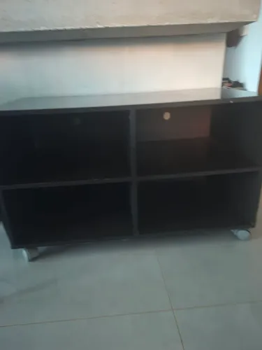 Rack mdf madeira escura com rodízio