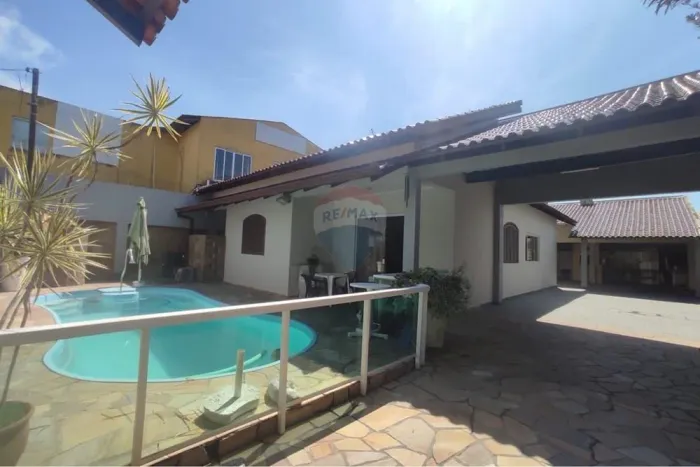 Casa no centro de Matinhos com 4 quartos