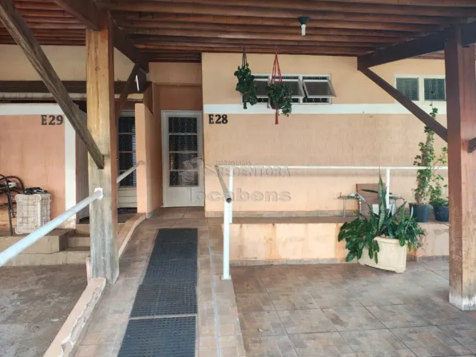 Casa sobrado em condomínio Residencial Villa Borghese III com 02 dormitórios.