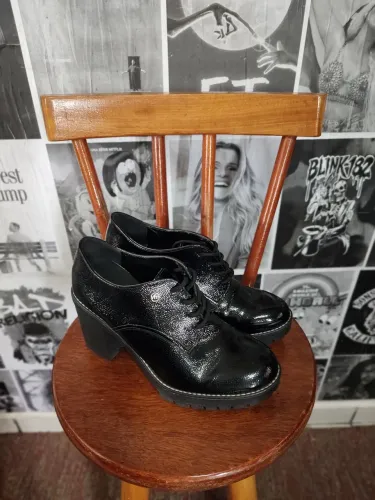 Sapato Oxford Feminino de Salto Alto Grosso e Solado Tratorado