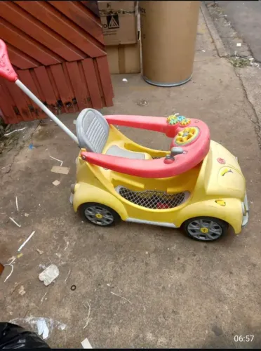 Vendo carrinho de passeio infantil  (tipo fusca)