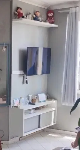 Rack com painel e bacada superior, ótima qualidade feito por medida parafusada parede