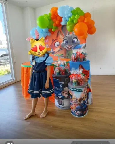 PAINEL E TRIO DE CAPAS DECORATIVAS TEMA ZOOTOPIA + VESTIDO MENINA ZOOTOPIA