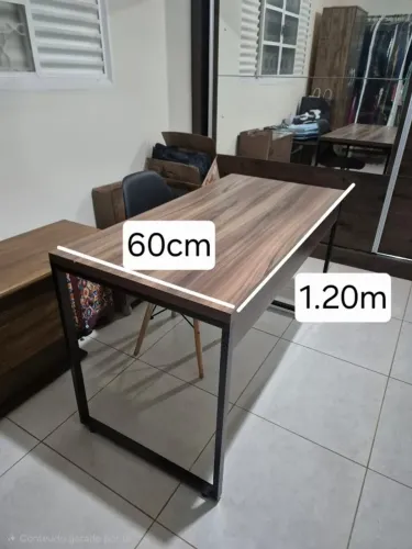 Mesa de escritório com cadeira