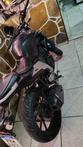 Moto fz25 preto 