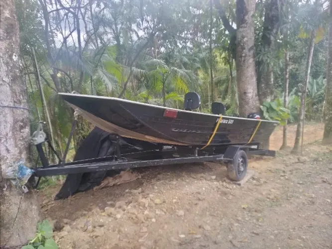 Conjunto: Barco de 5m, Motor de 15hp(Mercury) e Carreta com guincho.
