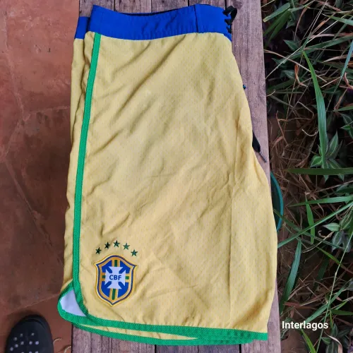 Bermuda Hurley tamanho 44 com escudo da Seleção Brasileira