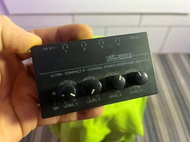 Amplificador de Fone Behringer Microamp HA400 4 Canais Estéreo