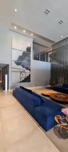 Alugo apartamento mobiliado no centro com dois quartos, uma suíte e uma vaga de garagem.