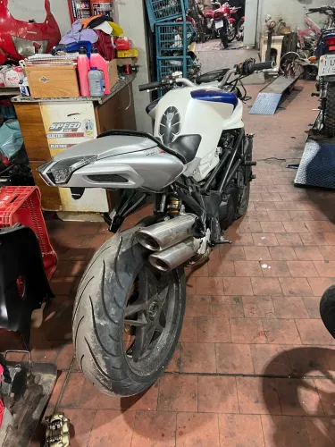 Barata porque tem detalhes a fazer 