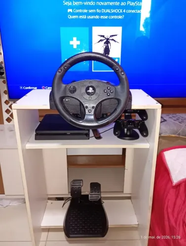 Vendo PS4 com kit completo