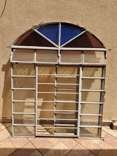 Janela de ferro com vidro e vitrô
