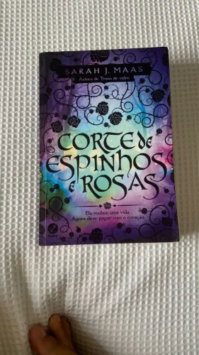 Livro ?A corte de espinhos e rosas?