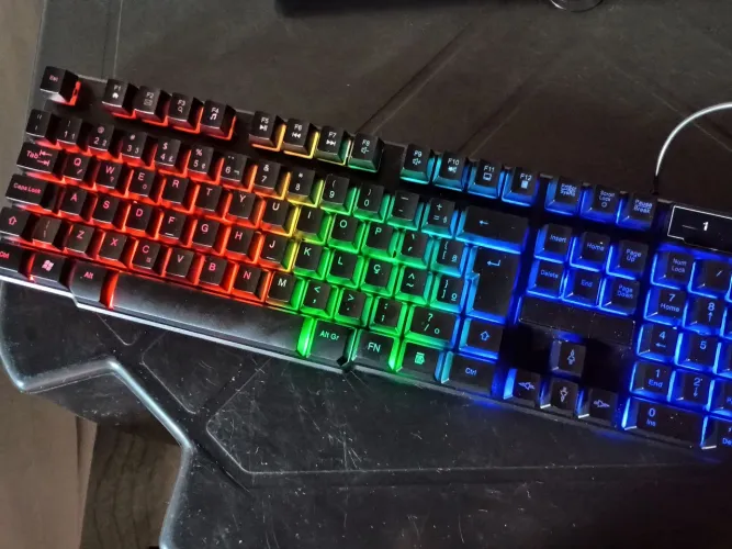 Teclado semi-mecanico com RGB