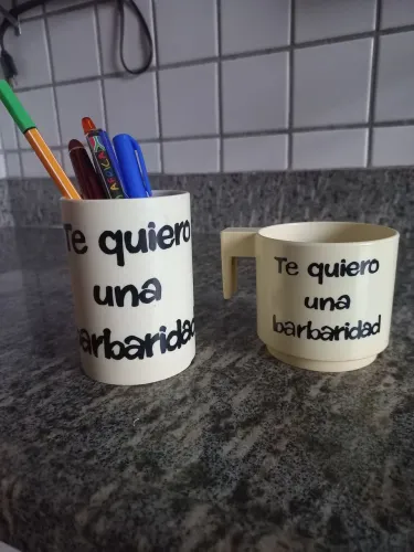 Caneca e porta trecos de plástico