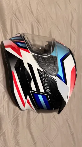Vendo capacete Suomy SR Sport original, modelo esportivo de alto padrão.