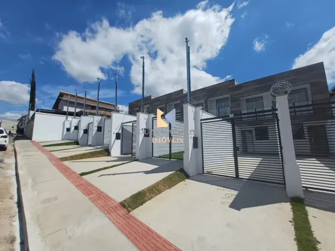 Casa independente no Copacabana de 2 suítes e 2 vagas