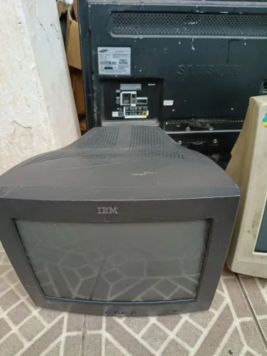 Monitor tubo  Antigo IBM 15 polegadas ,com vazamento 