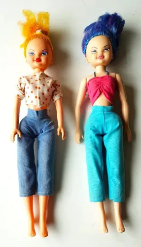 Brinquedos Anos 80 - 2 Bonecas Estilo Barbie (41 cm) - Com Roupinhas