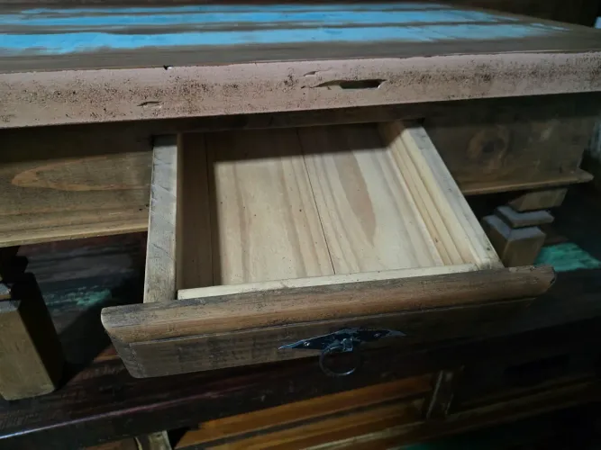 Conjunto de rack e mesa de centro de madeira de demolição.