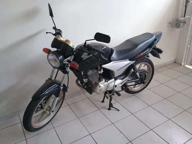 Vendo Titan sport 150 partida elétrica, moto toda revisada e com garantia.