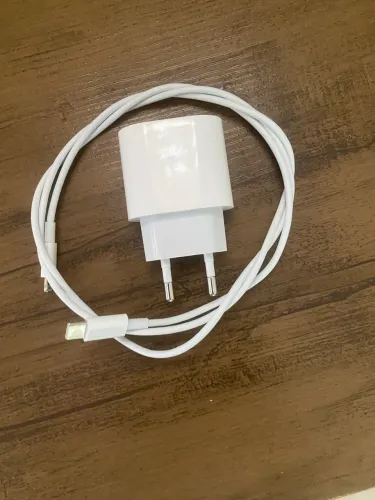 Carregador de iPhone original poucas vezes usado R$120 passo cartão ?