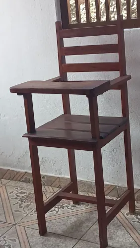 Vendo cadeira de madeira para refeições de crianças.
