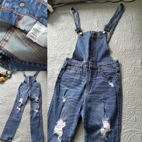 Jardineira jeans feminina de calça reta.