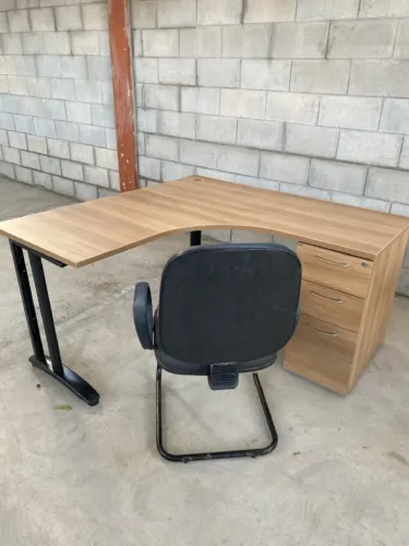 Mesa executiva com cadeira