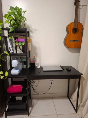 Escrivaninha Preta com 4 prateleiras lindíssima