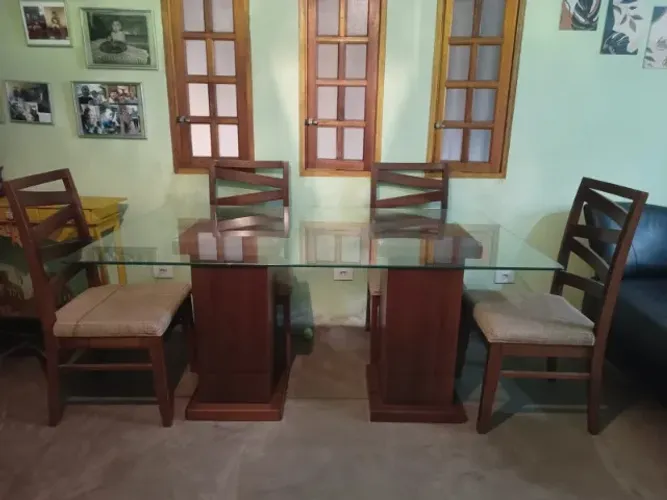 Mesa de jantar tampo de vidro com 06 cadeiras de madeira com estofado (1,60mt x 1,00mt)