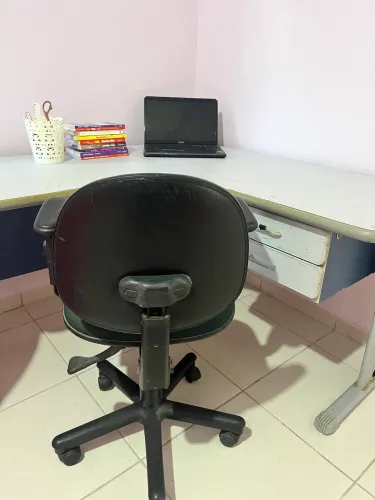 Mesa de canto estudo/escritorio mais cadeira giratória