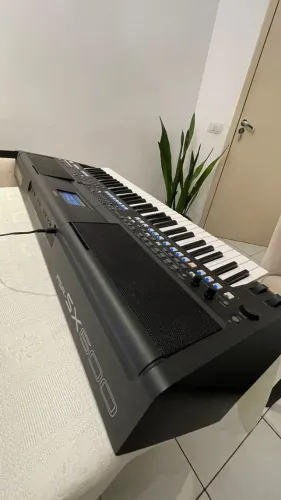 Teclado YAMAHA PSR SX600 com fonte e Bag (Capa)