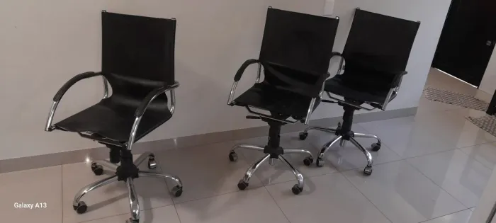 Cadeira em couro com estrutura niquelada