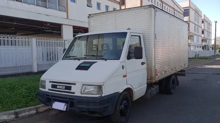 Vendo baú do Iveco 3510 - 4,5 m de comprimento.