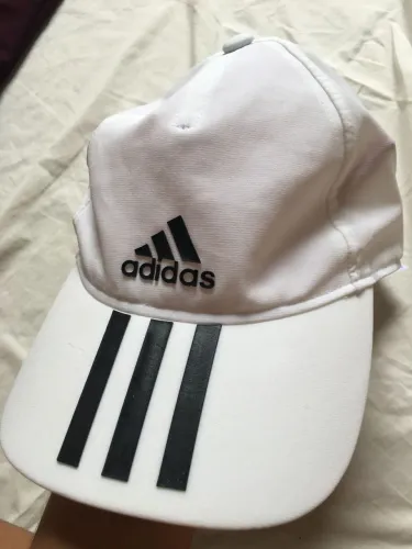 Boné adidas aeroready $80